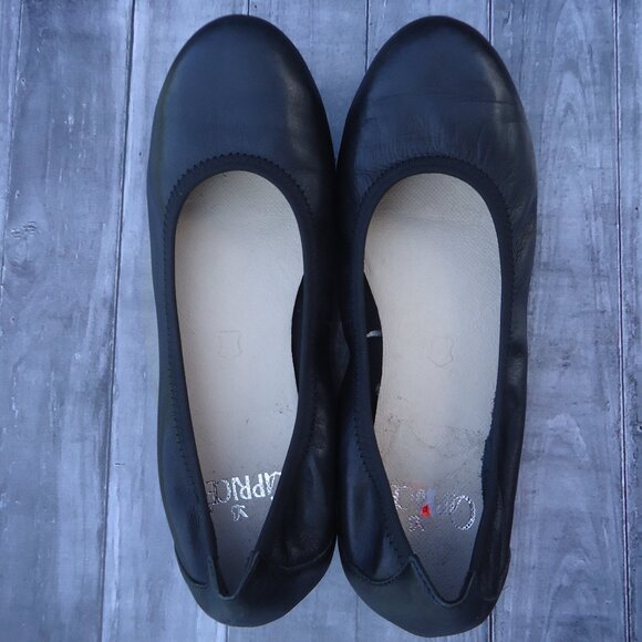 SIZE 7.5. Caprice black leather classic ballet flats. - Picture 6 of 16